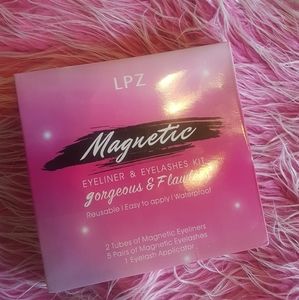 Magnetic eyelash set.